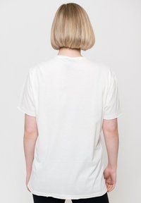 Paradiso Clothing QUEEN FREDDIE TRIANGLE - Print T-shirt - white