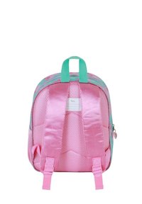Mochila rosa con un acabado brillante, acentos turquesas, paneles laterales de malla, correas ajustables y una etiqueta con nombre en la parte posterior.