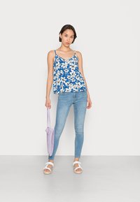 ONLY ONLFREDERIKKE SINGLET - Top - cloud dancer/blue