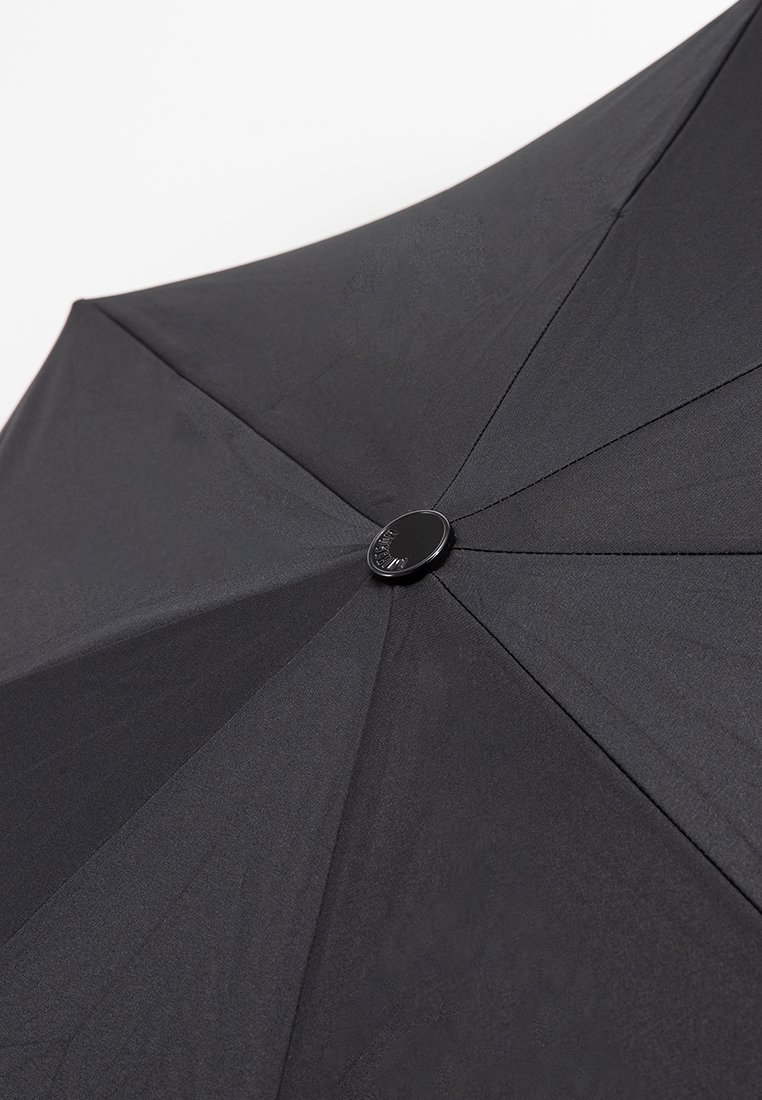 Schwarzer zusammenklappbarer Regenschirm mit einem glatten Stoffdach, runder Knopfdetaillierung in der Mitte und spitz zulaufenden Stabrippen, entworfen für eine kompakte Aufbewahrung.