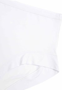 Witte katoenen high-waisted onderbroek met een gladde textuur, afgewerkte randen en subtiele stiksels, die een minimalistisch ontwerp toont.