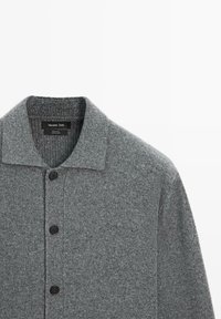 Cardigan grigio in lana con colletto a coste e quattro bottoni neri, etichettato Massimo Dutti, made in China.