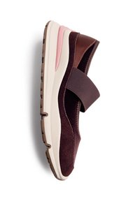 Tênis de camurça cor vinho com detalhe rosa, tira elástica e sola bege. Biqueira arredondada e parte superior texturizada para maior conforto.