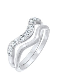 Bague en argent à design ondulé avec une rangée de pierres précieuses transparentes sur le dessus. Fini lisse avec deux bandes interconnectées.