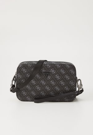 Sort Guess crossbody taske med gråt monogrammønster, trekantet logoplaket og justerbar skulderrem med metalspænder.