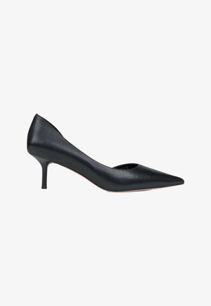 Czarna skórzana szpilka z wąskim noskiem, elegancka konstrukcja i wąska 5 cm obcasa. Gładka tekstura z minimalnymi detalami.