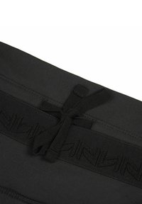 Černé sportovní šortky s hladkou texturou, vybavené elastickým páskem a funkčním šňůrkovým stahováním, zdobené logem.