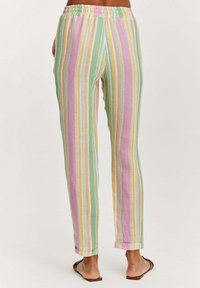 Prúžkované nohavice v pastelových farbách, s vertikálnymi pruhmi v zelenej, ružovej a žltej farbe, s uvoľneným strihom a elastickým pásom.