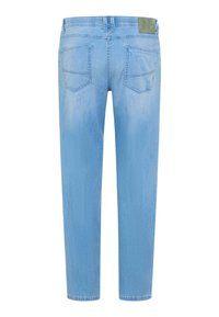 Jeans en denim bleu clair vus de dos avec deux poches arrière, des passants pour ceinture et une petite étiquette verte sur la ceinture.