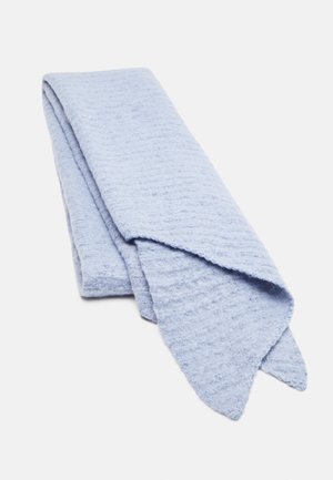 Écharpe tricotée texturée bleu clair pliée avec des extrémités pointues, présentée sur fond blanc.
