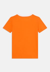 Kortärmad t-shirt i klar orange bomull. Har en vit rund halsringning och rena linjer. Slät textur utan synliga mönster eller designer.