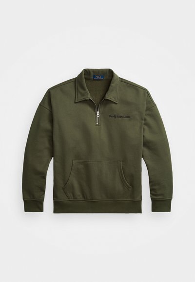 Sweatshirt em verde-azeitona com gola de zíper em quartel, bolso frontal tipo canguru e logótipo bordado no peito. Textura de tecido suave.