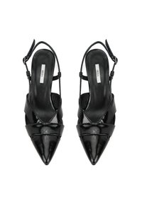 Talons aiguilles en cuir noir à bride arrière avec des orteils pointus, dotées de brides croisées et d'une boucle à la cheville. Texture lisse et brillante sans motifs.