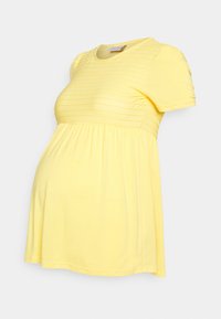 Blusa de maternidade amarela de manga curta com um corpete texturizado e cintura franzida. Feita de tecido suave, possui um corte relaxado para maior conforto.