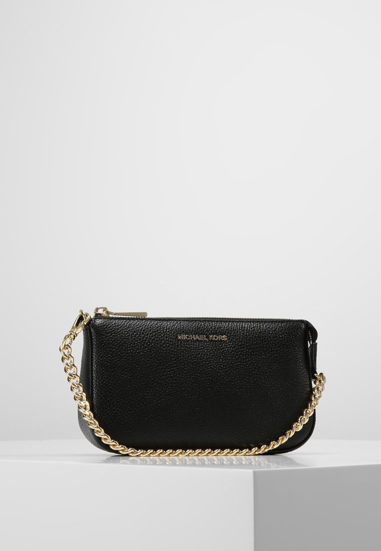 Clutch de cuero negro con un acabado texturizado, cadena dorada, cierre de cremallera y logotipo en relieve en la parte delantera. Diseño compacto y rectangular.