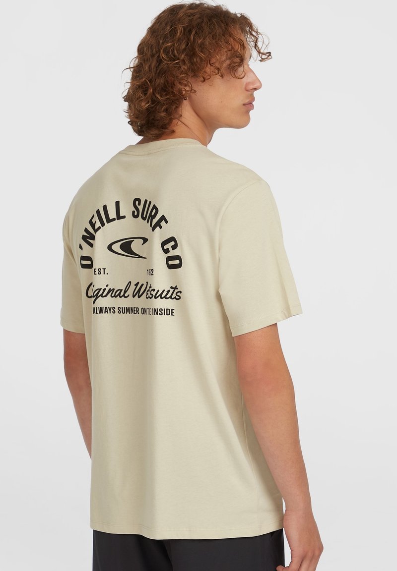 Lichtbeige korte mouwen t-shirt gemaakt van katoen. Bevat zwarte bedrukte tekst en logo op de achterkant. Rechte zoom, comfortabele pasvorm en ronde halslijn.
