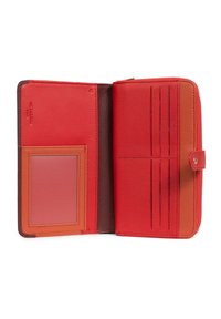 Rode leren portemonnee met een gladde textuur, voorzien van een doorzichtige ID-slot, creditcardslots en een contrasterende bruine binnenkant.