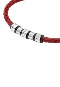 Pulsera de cuero trenzado rojo con acentos cilíndricos en tono plateado y anillos de goma negra, que presenta un diseño texturizado y un acabado pulido.
