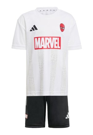 Biała sportowa koszulka z grafiką Spider-Mana i logo "MARVEL"; z delikatnym wzorem pajęczyny. Czarne szorty z czerwonymi i białymi akcentami.