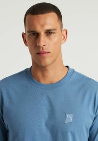 CHASIN' FLOWERED - T-shirt print - blue