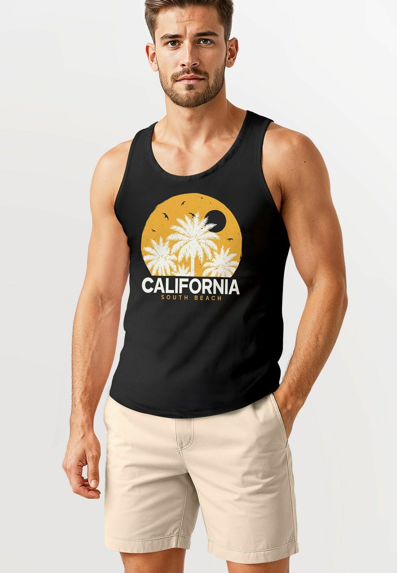 Schwarzes Tanktop mit einem gelben, runden Grafikdesign von Palmen und dem Text "CALIFORNIA SOUTH BEACH." Getragen mit cremefarbenen Shorts.