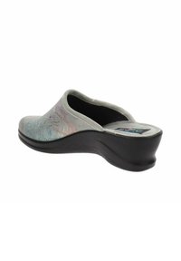 Zoccolo grigio senza lacci con superficie testurizzata e luccichio multicolore, suola a cuneo nera e design della punta arrotondata.