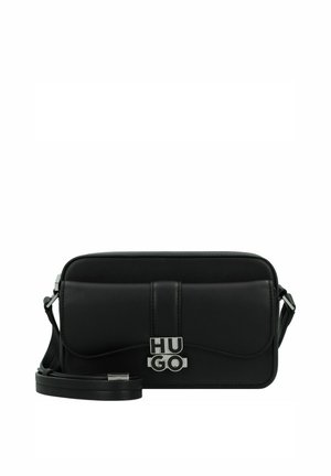 Borsa a tracolla in pelle nera con una texture liscia, patta frontale curva e hardware con logo argentato. Include una tracolla regolabile. Forma rettangolare.