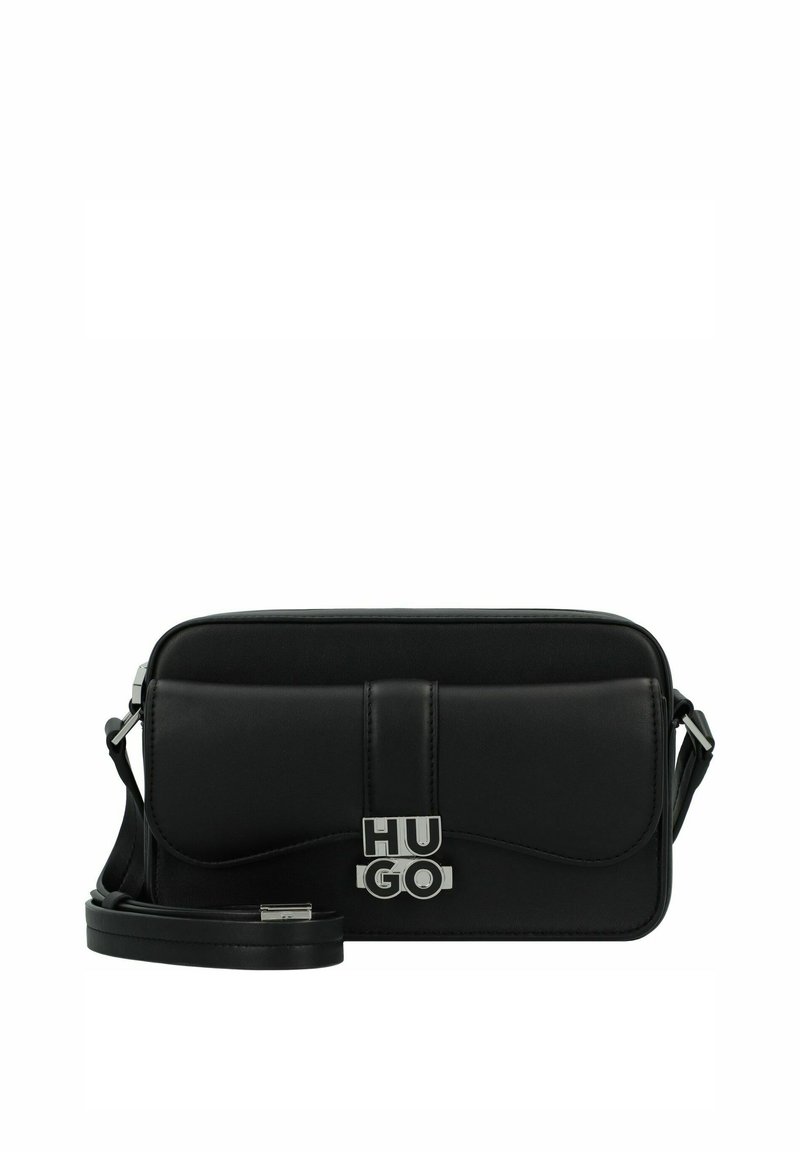 Borsa a tracolla in pelle nera con una texture liscia, patta frontale curva e hardware con logo argentato. Include una tracolla regolabile. Forma rettangolare.