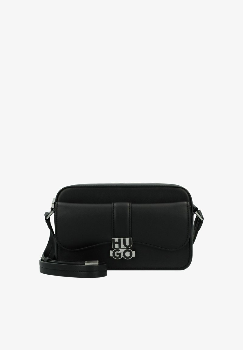 Borsa a tracolla in pelle nera con una texture liscia, patta frontale curva e hardware con logo argentato. Include una tracolla regolabile. Forma rettangolare.