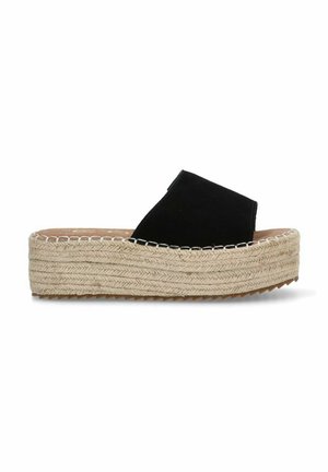 Sandalia de cuña de ante negro con una suela de plataforma de yute, que presenta un diseño de tiras cruzadas y costura texturizada a lo largo del borde.