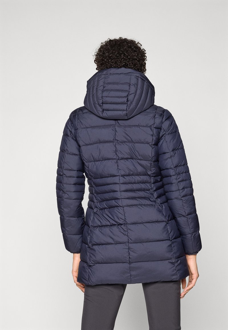 Giacca puffer blu navy con cappuccio, caratterizzata da un design trapuntato, maniche lunghe e un orlo più lungo. Tessuto liscio con sottili linee orizzontali.