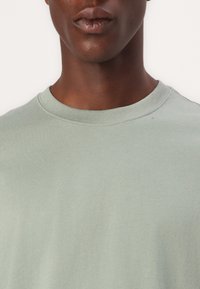 GAP EVERYDAY SOFT CREW SOLID - Pamata T-krekls - gasoline green