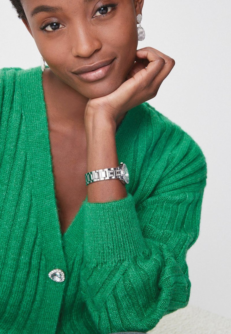 Damen Strickjacken | Next WITH GEM BUTTON Strickjacke green/grün - DW45793 Damen Strickjacken | Next WITH GEM BUTTON Strickjacke green/grün - DW45793