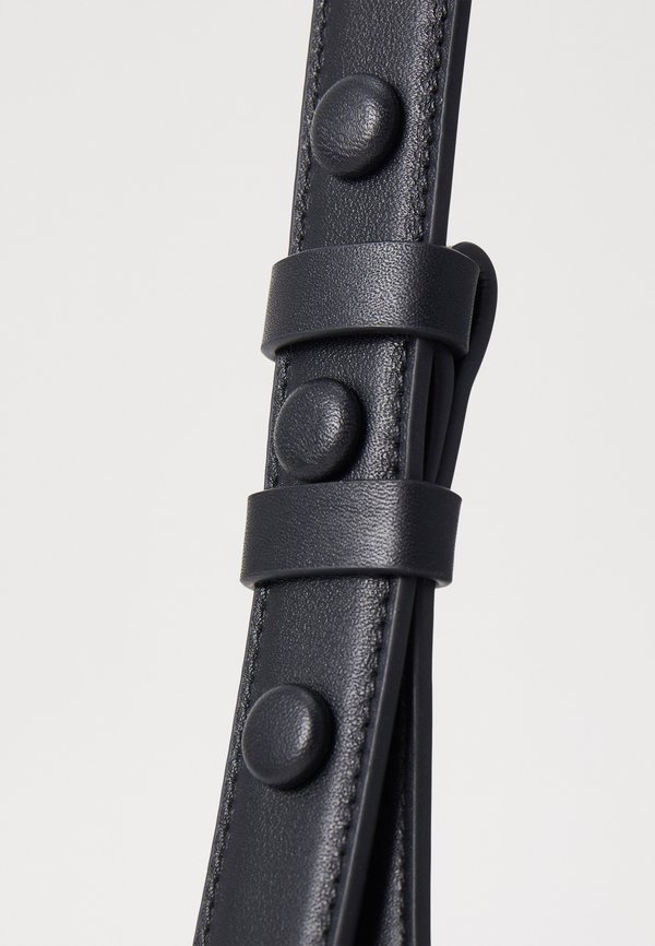 SIGNATURE SHOULDER BAG - Handbag2