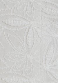 Witte stof met gedetailleerde bloemembroidery en verhoogde texturen, die ingewikkelde blad- en bloembladontwerpen in een subtiel patroon toont.