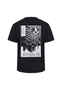 Svart bomulls t-shirt med en vit grafisk print som visar en stjärna, stadssilhuett och texten "ASTRALIS COPENHAGEN". Kort ärm och rund hals.