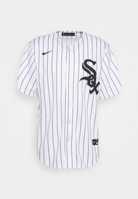 Fehér baseball mez fekete csíkokkal, rövid ujjú, gombos elülső rész, hímzett "Sox" logóval és Nike pipa jellel. Texturált anyag.