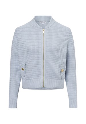 Hellblauer gestrickter Cardigan mit Reißverschluss vorne, geripptem Kragen, Bündchen, Saum und zwei aufgesetzten Taschen mit Knöpfen vorne.