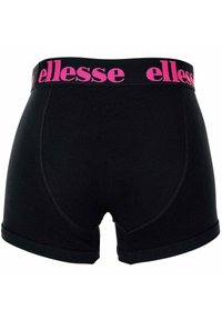 Schwarze, eng anliegende Boxershorts mit breitem Bund, der pinkfarbene "ellesse"-Aufdruck zeigt, Rückansicht.