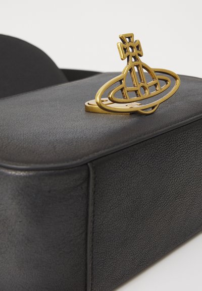 Geantă neagră texturată, cu formă rectangulară, având un închizător metalic auriu, împodobit cu un design de cruce alungită și cerc.