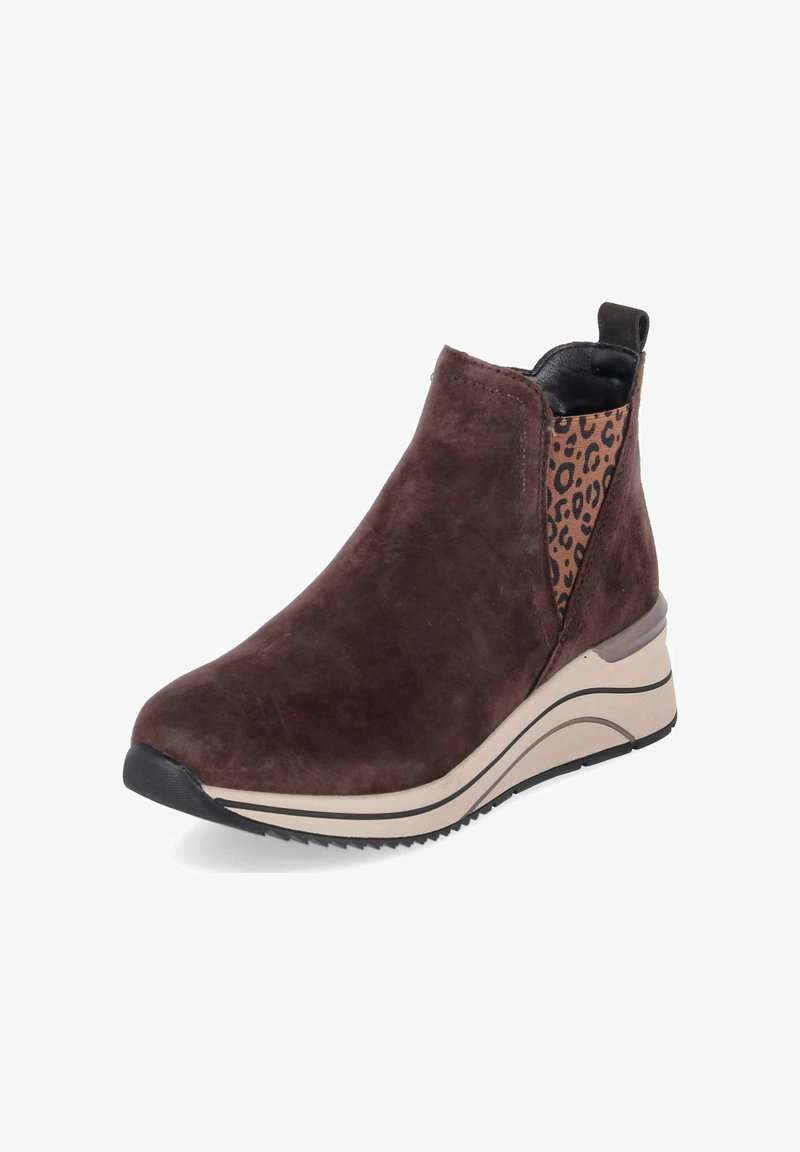 Bottine en daim marron avec semelle compensée beige, panneau latéral élastique imprimé léopard et languette noire au talon.