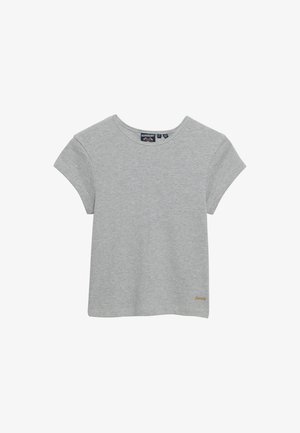 Camiseta de algodón gris claro de manga corta con cuello redondo y pequeño logo bordado en oro cerca del dobladillo inferior en el lado derecho.