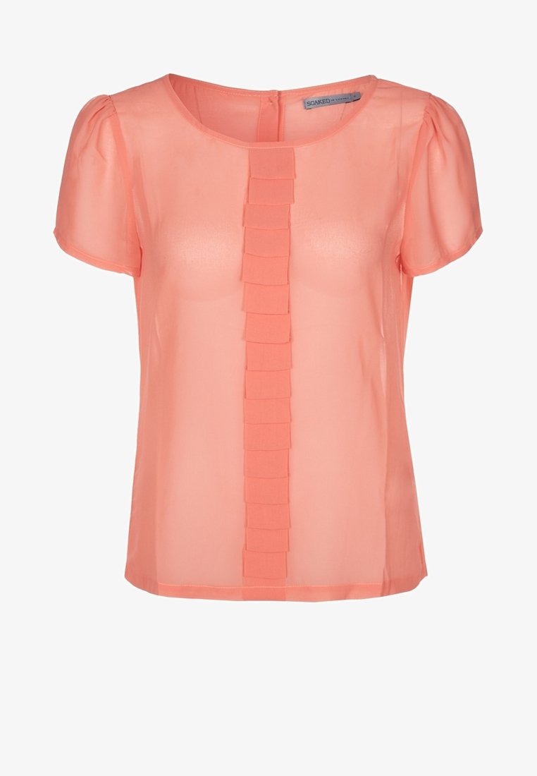 Perzikkleurige sheer blouse met korte puffmouwen. Heeft een ruffles detail langs het midden en een ronde halslijn, afgewerkt met een knoopsluiting aan de achterkant.