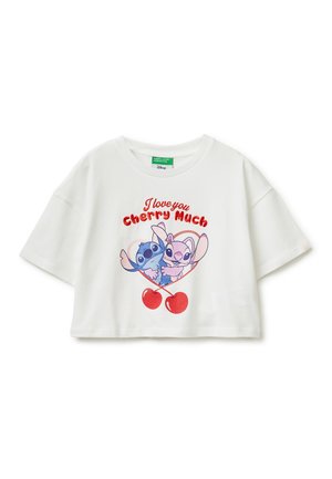 T-shirt bianca corta con i personaggi Stitch e Angel all'interno di un cuore, ciliegie rosse e la scritta "Ti voglio un ciliegia di bene" sopra.
