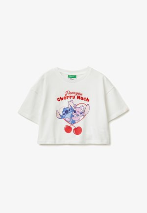 Weißes, kurzes T-Shirt mit den Figuren Stitch und Angel in einem Herzen, roten Kirschen und dem Schriftzug "I love you cherry much" darüber.