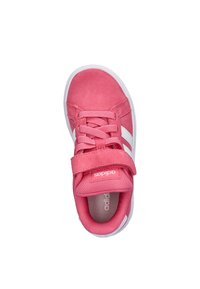 Roze suède sneaker met witte accenten, ronde neus, gestructureerd bovenwerk, veters en een klittenbandsluiting. Merkwaarde op de tong en hiel.