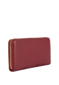 Portafoglio rettangolare in pelle bordeaux con texture a granuli e chiusura con zip dorata, mostrato leggermente angolato su sfondo bianco.