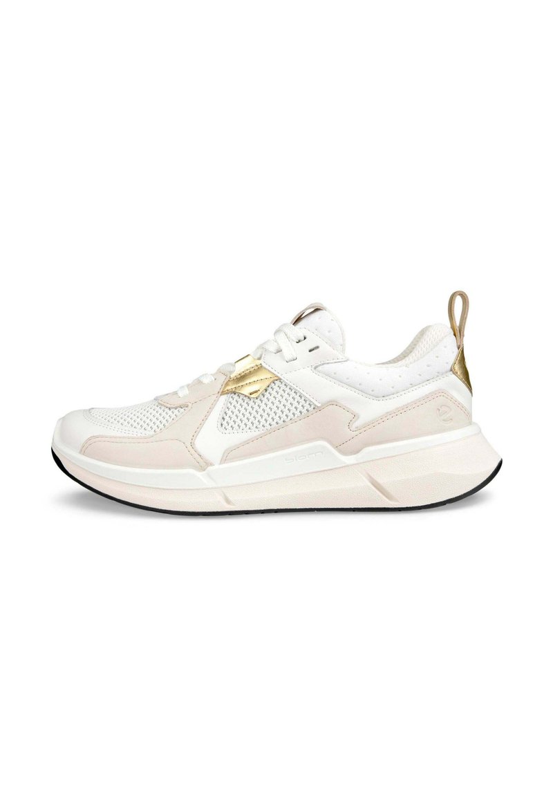 Witte en lichtroze sportshoe van mesh en leer, met gouden accenten, een gestructureerde bovenkant en een zwarte rubberen zool.
