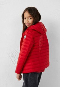 Rode doorgestikte donsjas met capuchon, met horizontale stiksels, een rond logo op de schouder en een ritssluiting.