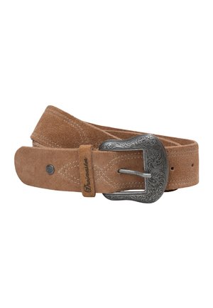 Ceinture en daim beige roulée avec une boucle en argent gravée en détail et une boucle en daim assortie sur fond blanc.